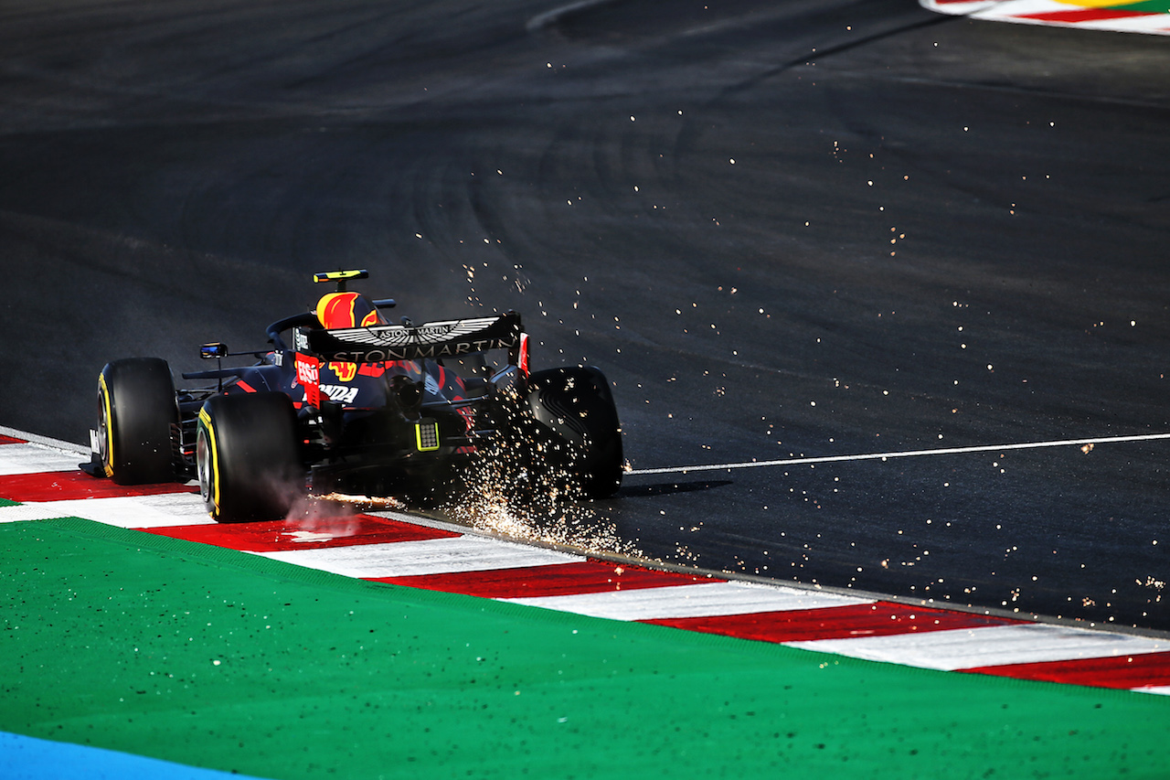 GP PORTOGALLO, Alexander Albon (THA) Red Bull Racing RB16 sends sparks flying.
24.10.2020. Formula 1 World Championship, Rd 12, Portuguese Grand Prix, Portimao, Portugal, Qualifiche Day.
- www.xpbimages.com, EMail: requests@xpbimages.com © Copyright: Batchelor / XPB Images
