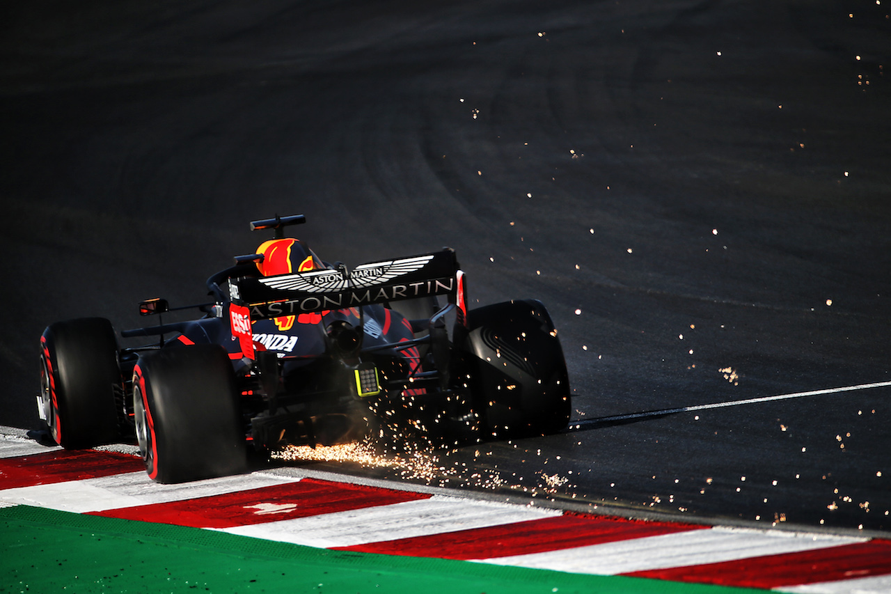 GP PORTOGALLO, Max Verstappen (NLD) Red Bull Racing RB16 sends sparks flying.
24.10.2020. Formula 1 World Championship, Rd 12, Portuguese Grand Prix, Portimao, Portugal, Qualifiche Day.
- www.xpbimages.com, EMail: requests@xpbimages.com © Copyright: Batchelor / XPB Images