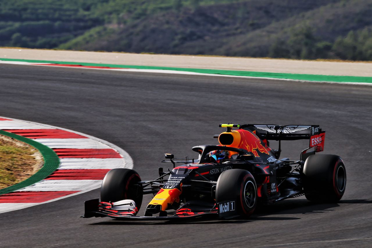 GP PORTOGALLO, Alexander Albon (THA) Red Bull Racing RB16.
24.10.2020. Formula 1 World Championship, Rd 12, Portuguese Grand Prix, Portimao, Portugal, Qualifiche Day.
- www.xpbimages.com, EMail: requests@xpbimages.com © Copyright: Batchelor / XPB Images