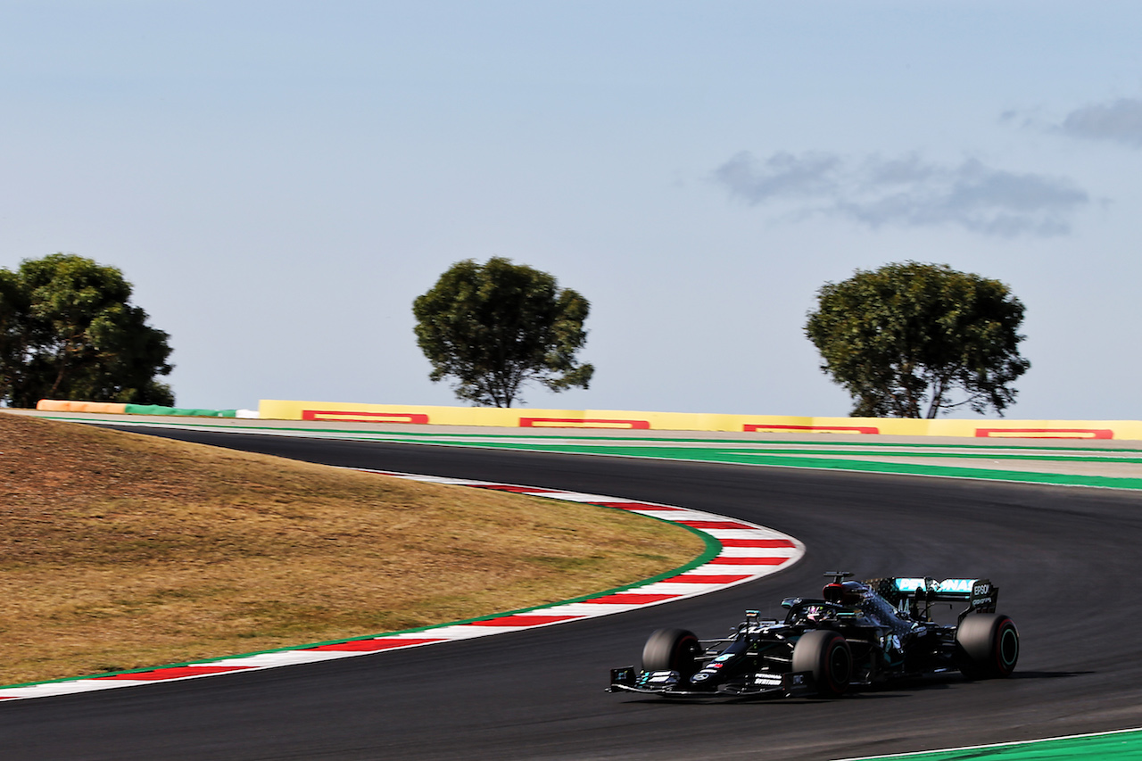 GP PORTOGALLO, Lewis Hamilton (GBR) Mercedes AMG F1 W11.
24.10.2020. Formula 1 World Championship, Rd 12, Portuguese Grand Prix, Portimao, Portugal, Qualifiche Day.
- www.xpbimages.com, EMail: requests@xpbimages.com © Copyright: Batchelor / XPB Images