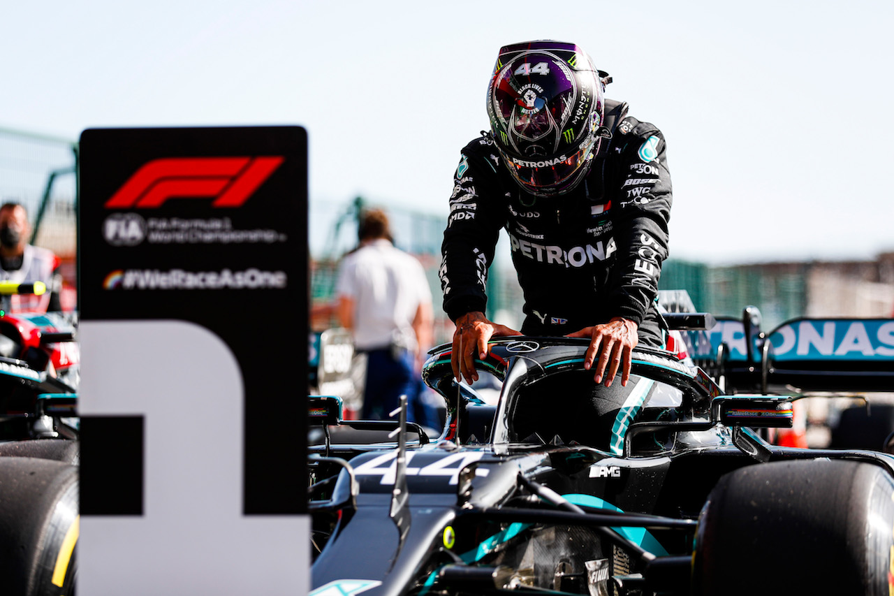 GP PORTOGALLO, Lewis Hamilton (GBR) Mercedes AMG F1 W11 in qualifying parc ferme.
24.10.2020. Formula 1 World Championship, Rd 12, Portuguese Grand Prix, Portimao, Portugal, Qualifiche Day.
- www.xpbimages.com, EMail: requests@xpbimages.com © Copyright: FIA Pool Image for Editorial Use Only
