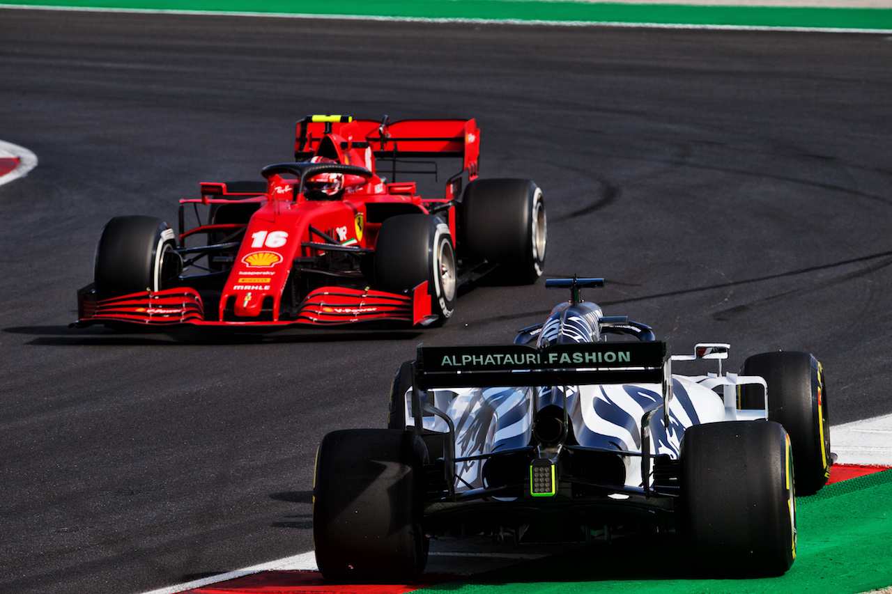 GP PORTOGALLO, Charles Leclerc (MON) Ferrari SF1000 passes a spun Daniil Kvyat (RUS) AlphaTauri AT01.
23.10.2020. Formula 1 World Championship, Rd 12, Portuguese Grand Prix, Portimao, Portugal, Practice Day.
- www.xpbimages.com, EMail: requests@xpbimages.com © Copyright: Batchelor / XPB Images