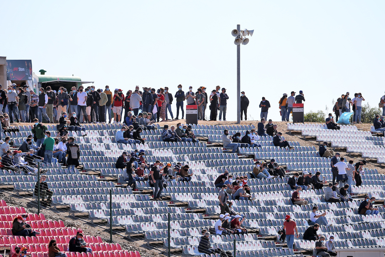GP PORTOGALLO, Circuit Atmosfera - fans in the grandstand.
23.10.2020. Formula 1 World Championship, Rd 12, Portuguese Grand Prix, Portimao, Portugal, Practice Day.
- www.xpbimages.com, EMail: requests@xpbimages.com © Copyright: Batchelor / XPB Images