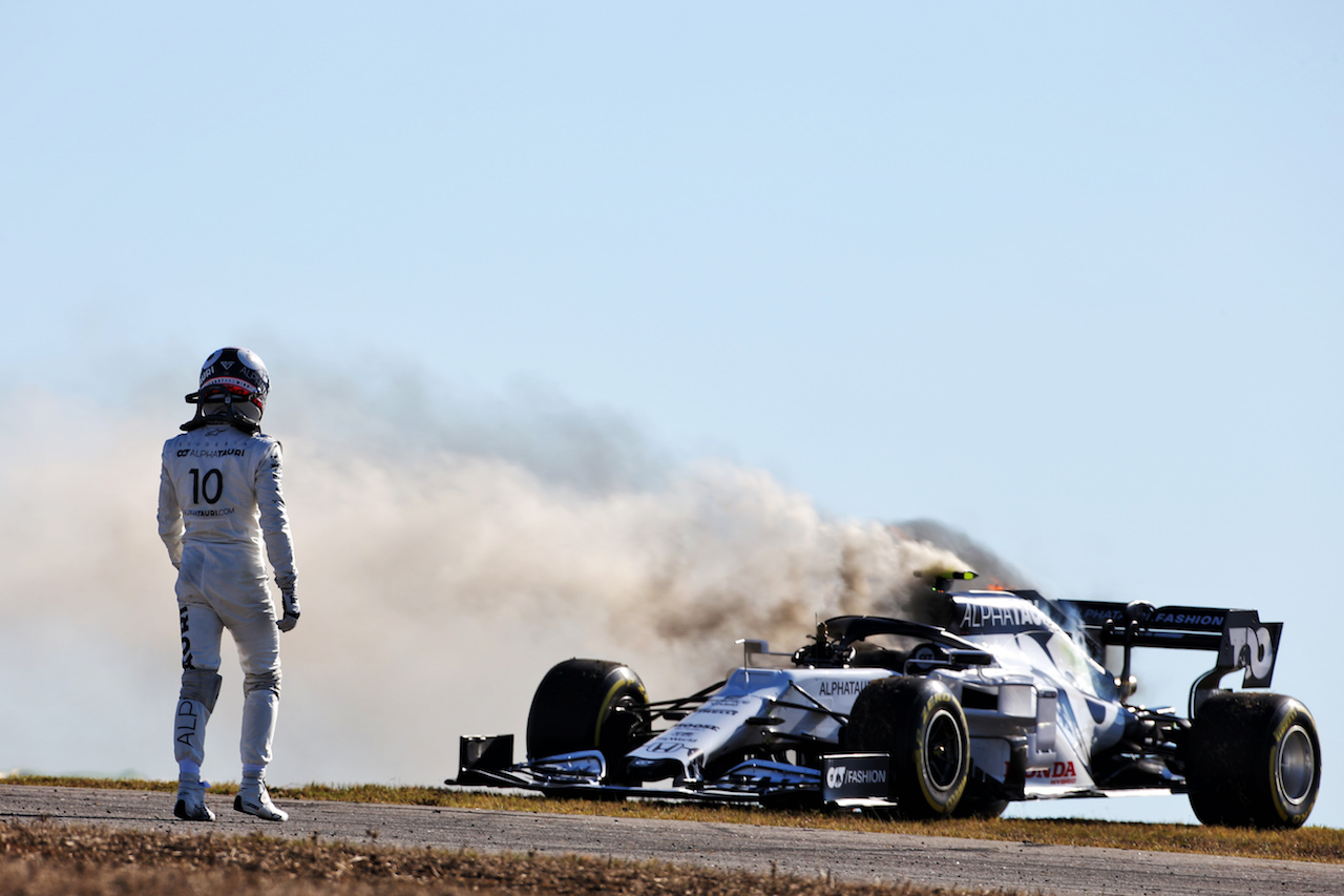 GP PORTOGALLO, Pierre Gasly (FRA) watches his AlphaTauri AT01 on fire after stopping in the second practice session. 
23.10.2020. Formula 1 World Championship, Rd 12, Portuguese Grand Prix, Portimao, Portugal, Practice Day.
- www.xpbimages.com, EMail: requests@xpbimages.com © Copyright: Charniaux / XPB Images