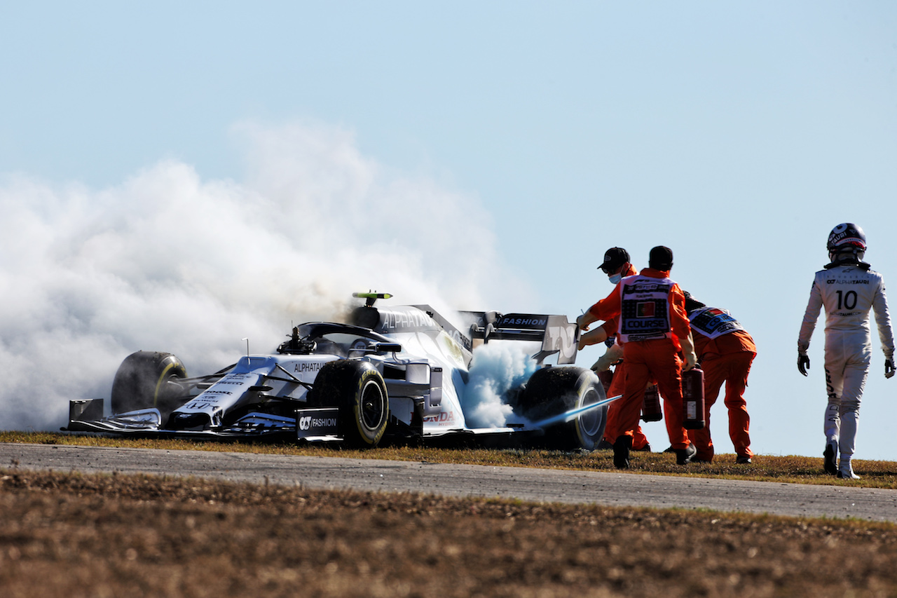 GP PORTOGALLO, Pierre Gasly (FRA) watches marshals put out the fire in his AlphaTauri AT01 in the second practice session. 
23.10.2020. Formula 1 World Championship, Rd 12, Portuguese Grand Prix, Portimao, Portugal, Practice Day.
- www.xpbimages.com, EMail: requests@xpbimages.com © Copyright: Charniaux / XPB Images