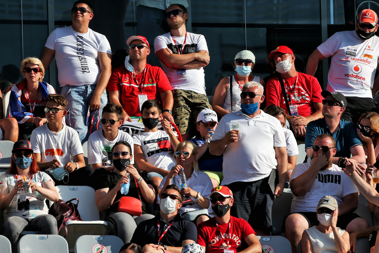 GP RUSSIA, Circuit Atmosfera - fans in the grandstand.
27.09.2020. Formula 1 World Championship, Rd 10, Russian Grand Prix, Sochi Autodrom, Sochi, Russia, Gara Day.
- www.xpbimages.com, EMail: requests@xpbimages.com © Copyright: Moy / XPB Images