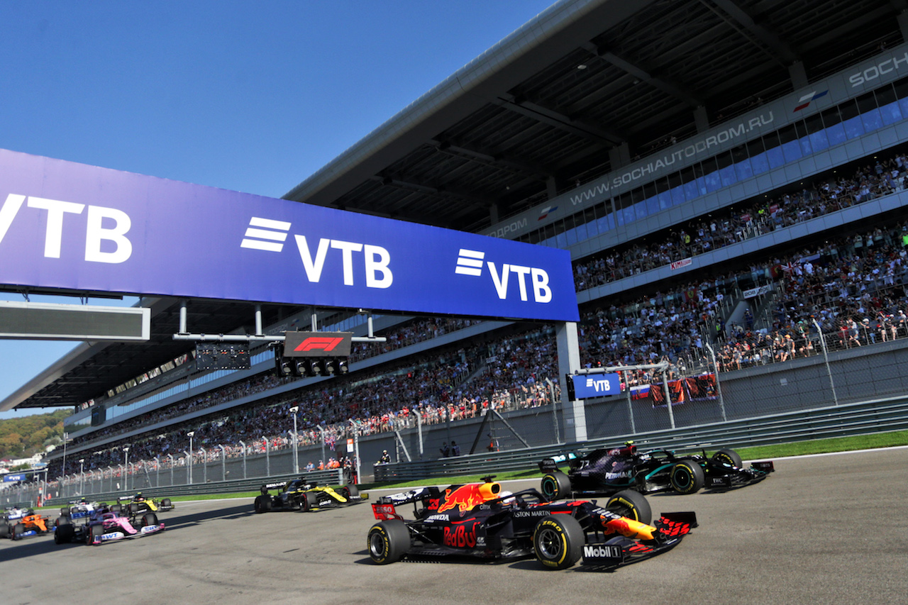 GP RUSSIA, Max Verstappen (NLD) Red Bull Racing RB16 e Valtteri Bottas (FIN) Mercedes AMG F1 W11 at the partenza of the race.
27.09.2020. Formula 1 World Championship, Rd 10, Russian Grand Prix, Sochi Autodrom, Sochi, Russia, Gara Day.
- www.xpbimages.com, EMail: requests@xpbimages.com © Copyright: Bearne / XPB Images