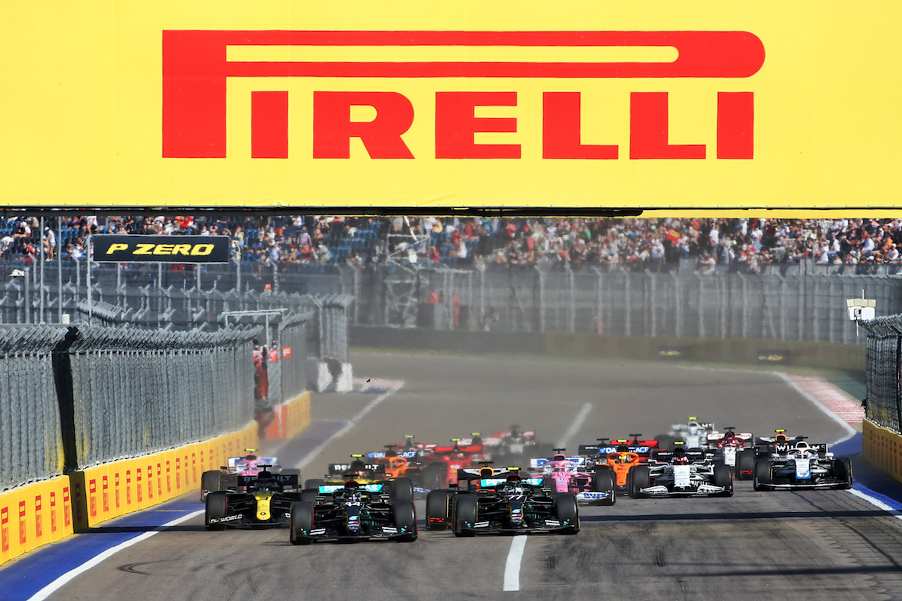 GP RUSSIA, (L to R): Lewis Hamilton (GBR) Mercedes AMG F1 W11 davanti a team mate Valtteri Bottas (FIN) Mercedes AMG F1 W11 at the partenza of the race.
27.09.2020. Formula 1 World Championship, Rd 10, Russian Grand Prix, Sochi Autodrom, Sochi, Russia, Gara Day.
- www.xpbimages.com, EMail: requests@xpbimages.com © Copyright: Batchelor / XPB Images