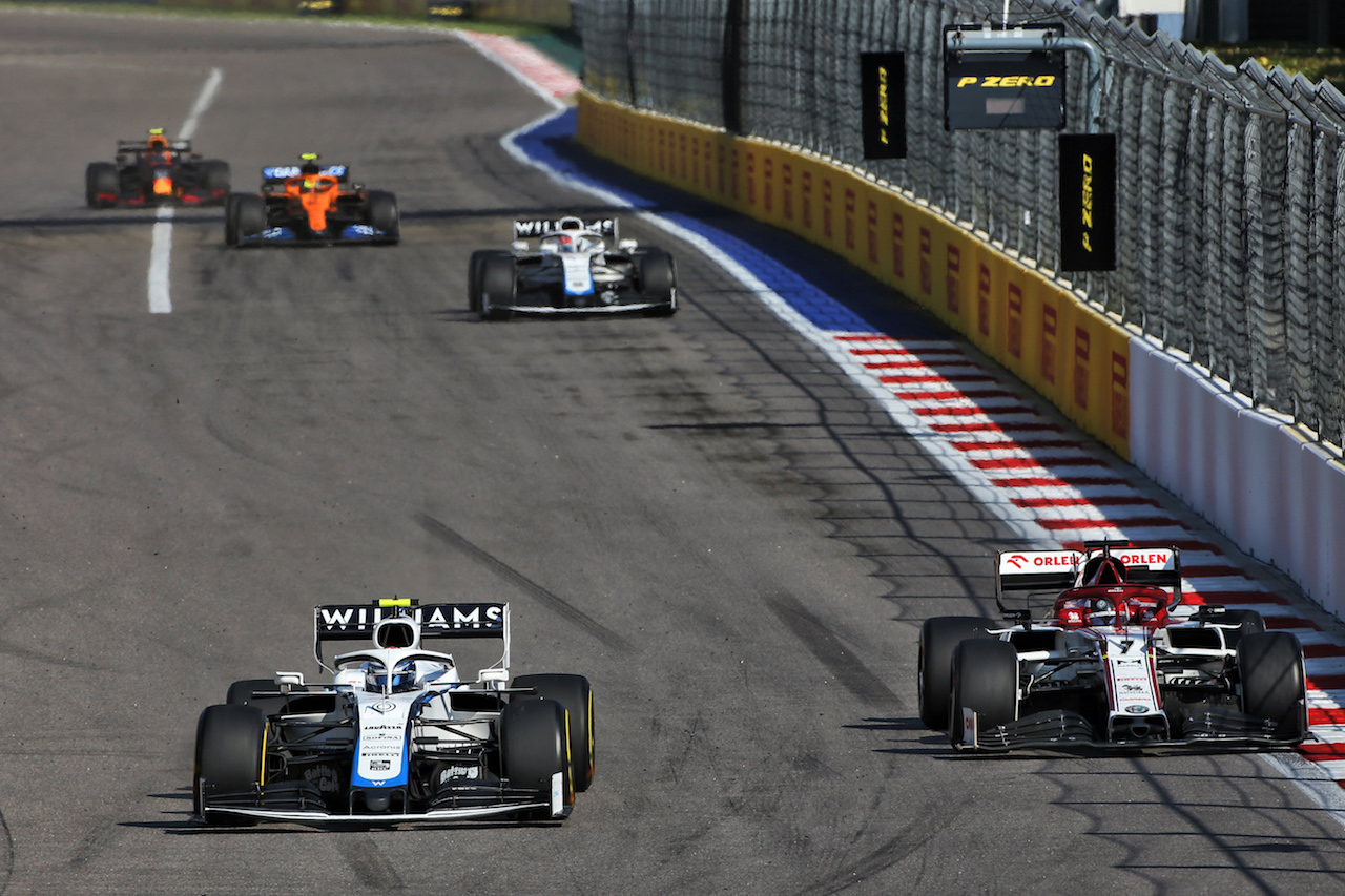 GP RUSSIA, Nicholas Latifi (CDN) Williams Racing FW43 e Kimi Raikkonen (FIN) Alfa Romeo Racing C39.
27.09.2020. Formula 1 World Championship, Rd 10, Russian Grand Prix, Sochi Autodrom, Sochi, Russia, Gara Day.
- www.xpbimages.com, EMail: requests@xpbimages.com © Copyright: Charniaux / XPB Images