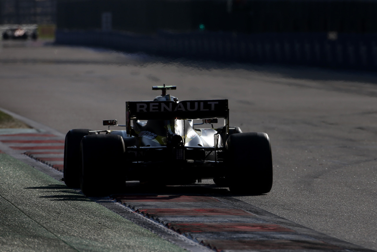GP RUSSIA, Esteban Ocon (FRA), Renault F1 Team 
27.09.2020. Formula 1 World Championship, Rd 10, Russian Grand Prix, Sochi Autodrom, Sochi, Russia, Gara Day.
- www.xpbimages.com, EMail: requests@xpbimages.com ¬© Copyright: Charniaux / XPB Images