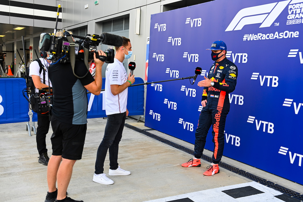 GP RUSSIA, Max Verstappen (NLD) Red Bull Racing in qualifying parc ferme with Stoffel Vandoorne (BEL) Mercedes AMG F1 Reserve Driver.
26.09.2020. Formula 1 World Championship, Rd 10, Russian Grand Prix, Sochi Autodrom, Sochi, Russia, Qualifiche Day.
- www.xpbimages.com, EMail: requests@xpbimages.com © Copyright: FIA Pool Image for Editorial Use Only
