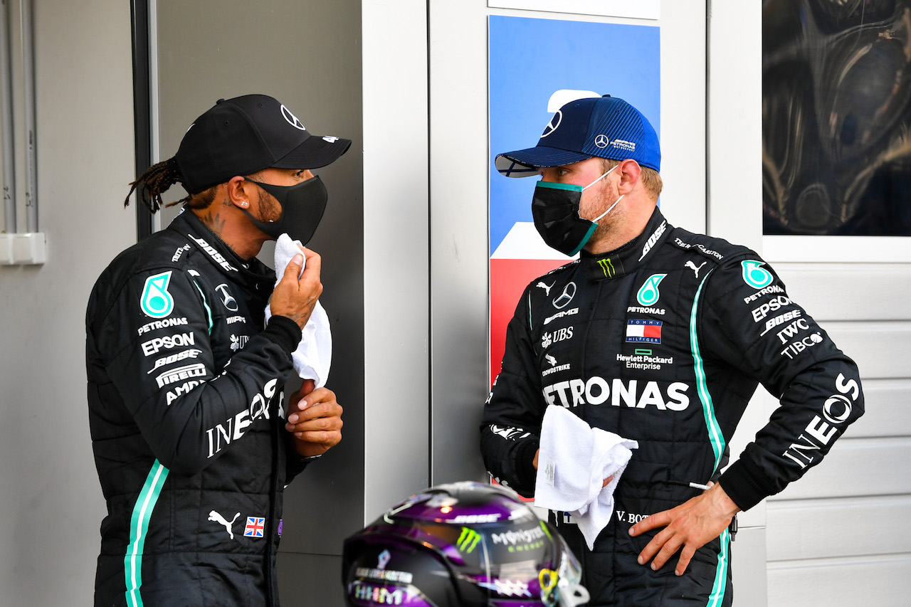 GP RUSSIA, (L to R): Lewis Hamilton (GBR) Mercedes AMG F1 in qualifying parc ferme with team mate Valtteri Bottas (FIN) Mercedes AMG F1.
26.09.2020. Formula 1 World Championship, Rd 10, Russian Grand Prix, Sochi Autodrom, Sochi, Russia, Qualifiche Day.
- www.xpbimages.com, EMail: requests@xpbimages.com © Copyright: FIA Pool Image for Editorial Use Only