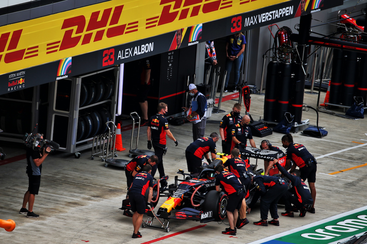 GP RUSSIA, Alexander Albon (THA) Red Bull Racing RB16 in the pits.
26.09.2020. Formula 1 World Championship, Rd 10, Russian Grand Prix, Sochi Autodrom, Sochi, Russia, Qualifiche Day.
- www.xpbimages.com, EMail: requests@xpbimages.com © Copyright: Batchelor / XPB Images