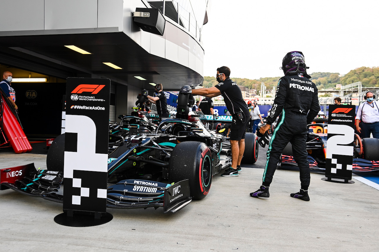 GP RUSSIA, Pole sitter Lewis Hamilton (GBR) Mercedes AMG F1 W11 in qualifying parc ferme.
26.09.2020. Formula 1 World Championship, Rd 10, Russian Grand Prix, Sochi Autodrom, Sochi, Russia, Qualifiche Day.
- www.xpbimages.com, EMail: requests@xpbimages.com © Copyright: FIA Pool Image for Editorial Use Only
