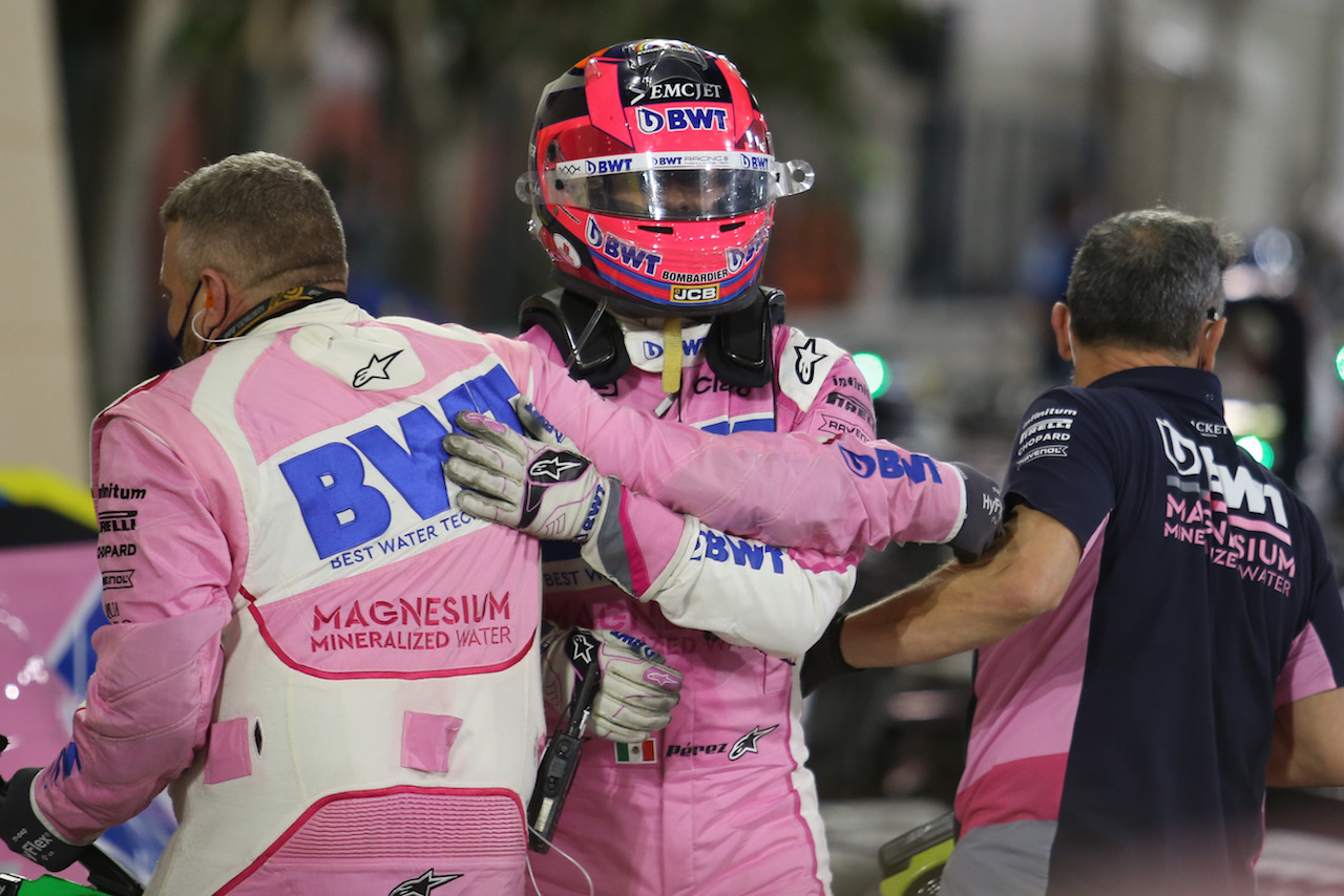 GP SAKHIR, Gara winner Sergio Perez (MEX) Racing Point F1 Team celebrates with the team in parc ferme.
06.12.2020. Formula 1 World Championship, Rd 16, Sakhir Grand Prix, Sakhir, Bahrain, Gara Day.
- www.xpbimages.com, EMail: requests@xpbimages.com © Copyright: Charniaux / XPB Images