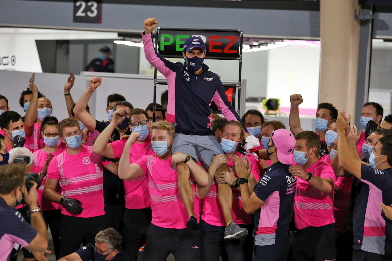 GP SAKHIR, Gara winner Sergio Perez (MEX) Racing Point F1 Team celebrates with the team.
06.12.2020. Formula 1 World Championship, Rd 16, Sakhir Grand Prix, Sakhir, Bahrain, Gara Day.
- www.xpbimages.com, EMail: requests@xpbimages.com © Copyright: Moy / XPB Images