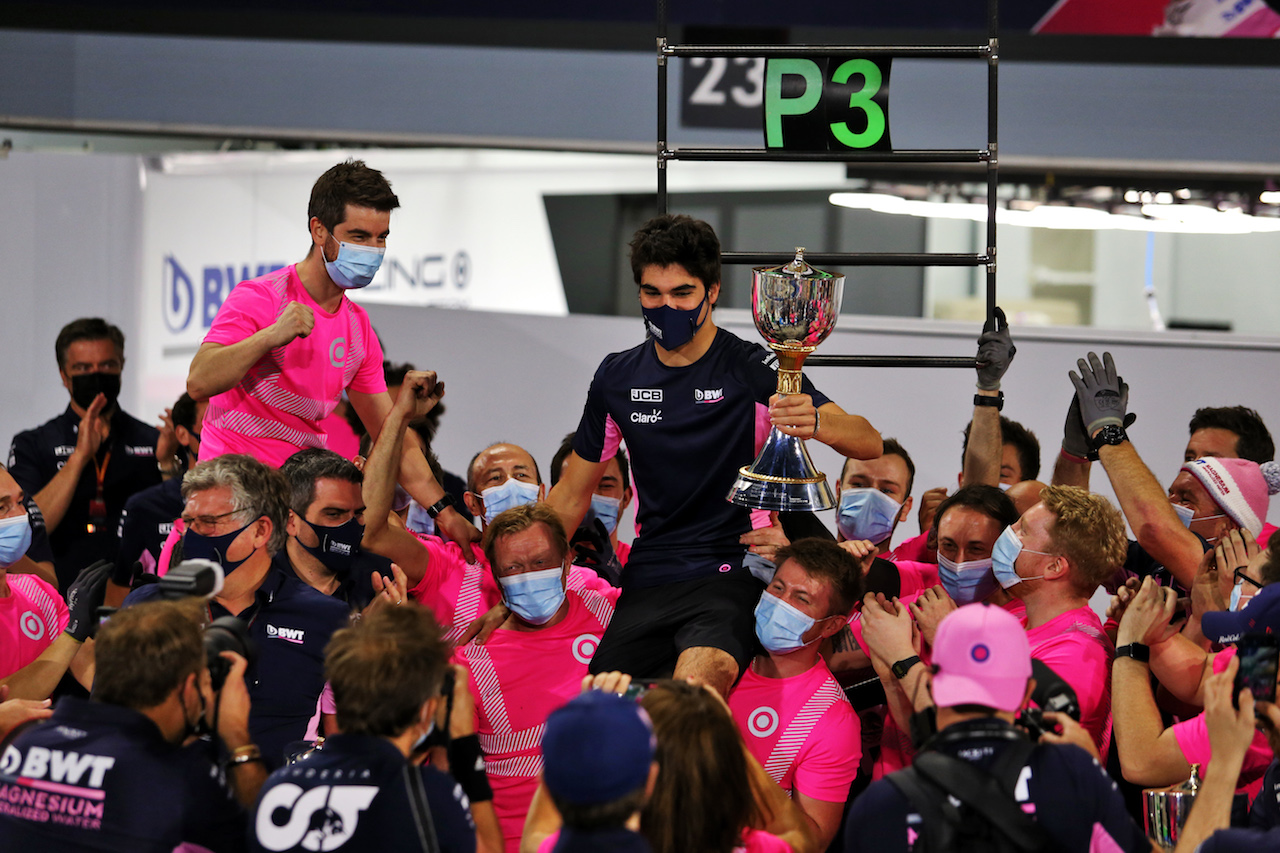 GP SAKHIR, Lance Stroll (CDN) Racing Point F1 Team celebrates his third position with the team.
06.12.2020. Formula 1 World Championship, Rd 16, Sakhir Grand Prix, Sakhir, Bahrain, Gara Day.
- www.xpbimages.com, EMail: requests@xpbimages.com © Copyright: Moy / XPB Images