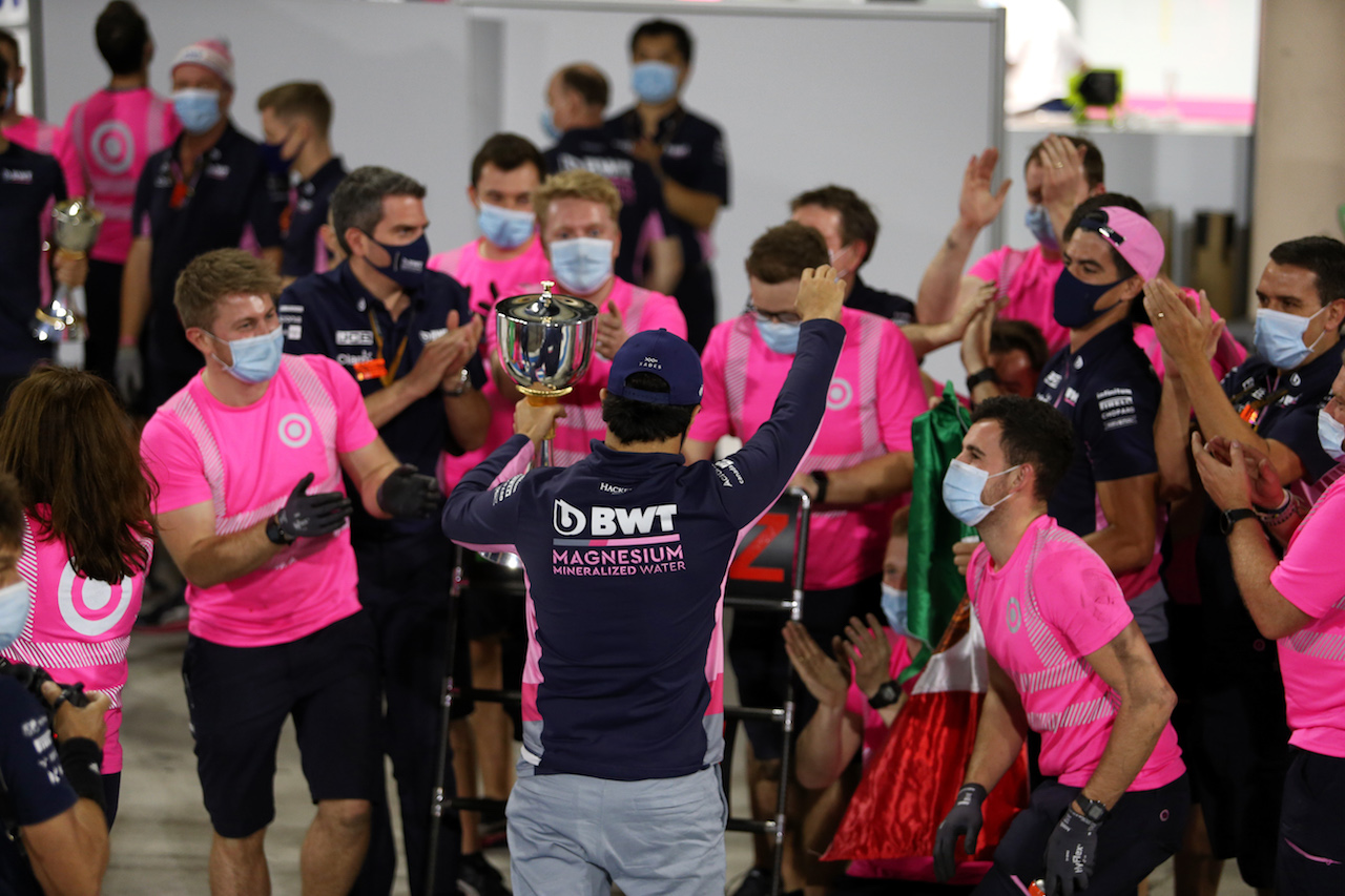 GP SAKHIR, Gara winner Sergio Perez (MEX) Racing Point F1 Team celebrates with the team.
06.12.2020. Formula 1 World Championship, Rd 16, Sakhir Grand Prix, Sakhir, Bahrain, Gara Day.
- www.xpbimages.com, EMail: requests@xpbimages.com © Copyright: Moy / XPB Images