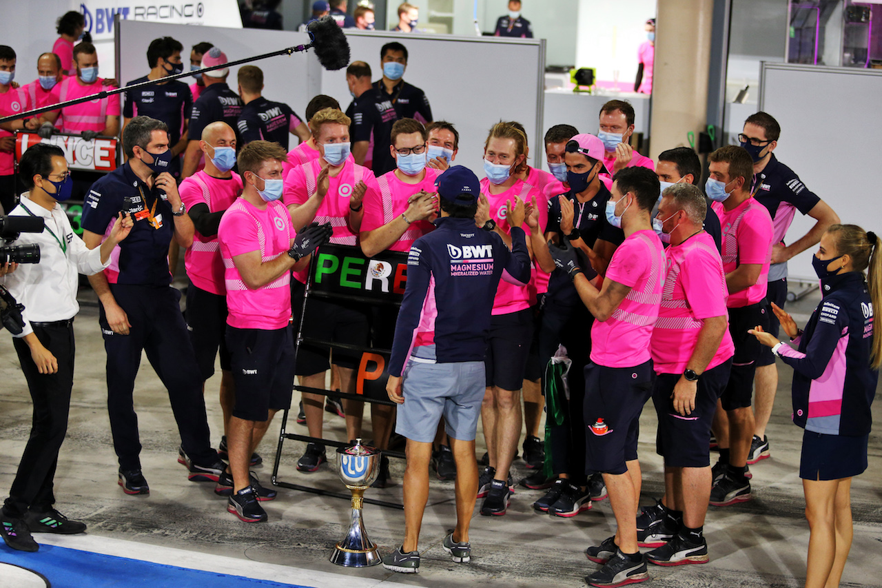 GP SAKHIR, Gara winner Sergio Perez (MEX) Racing Point F1 Team celebrates with the team.
06.12.2020. Formula 1 World Championship, Rd 16, Sakhir Grand Prix, Sakhir, Bahrain, Gara Day.
- www.xpbimages.com, EMail: requests@xpbimages.com © Copyright: Moy / XPB Images