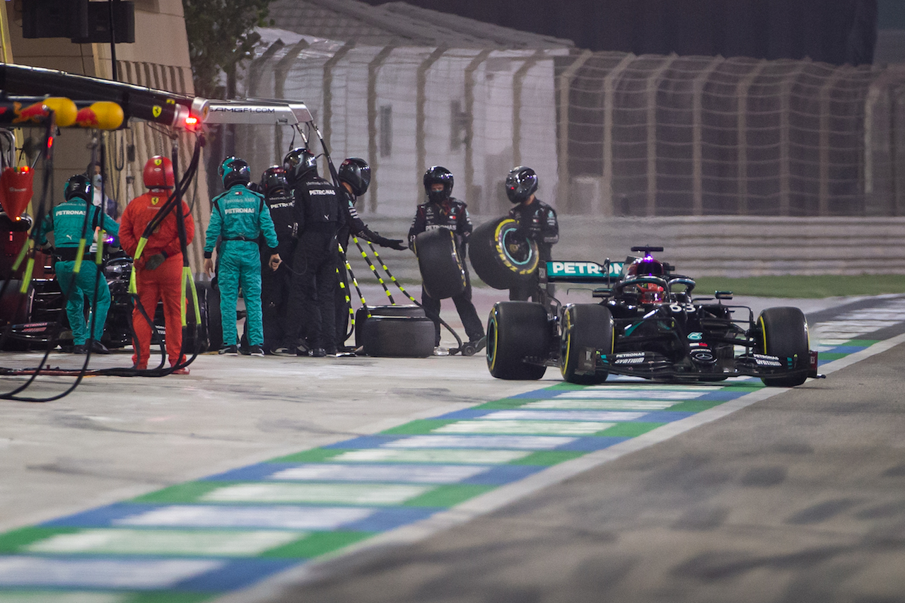 GP SAKHIR, George Russell (GBR) Mercedes AMG F1 W11 e Valtteri Bottas (FIN) Mercedes AMG F1 W11 make pit stops.
06.12.2020. Formula 1 World Championship, Rd 16, Sakhir Grand Prix, Sakhir, Bahrain, Gara Day.
- www.xpbimages.com, EMail: requests@xpbimages.com © Copyright: Bearne / XPB Images