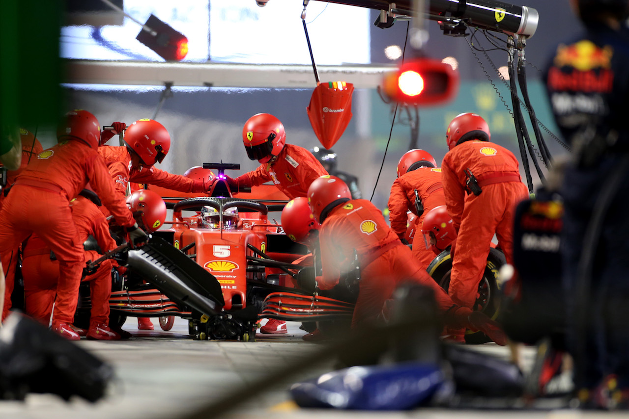 GP SAKHIR, Sebastian Vettel (GER) Ferrari SF1000 makes a pit stop.
06.12.2020. Formula 1 World Championship, Rd 16, Sakhir Grand Prix, Sakhir, Bahrain, Gara Day.
- www.xpbimages.com, EMail: requests@xpbimages.com © Copyright: Charniaux / XPB Images