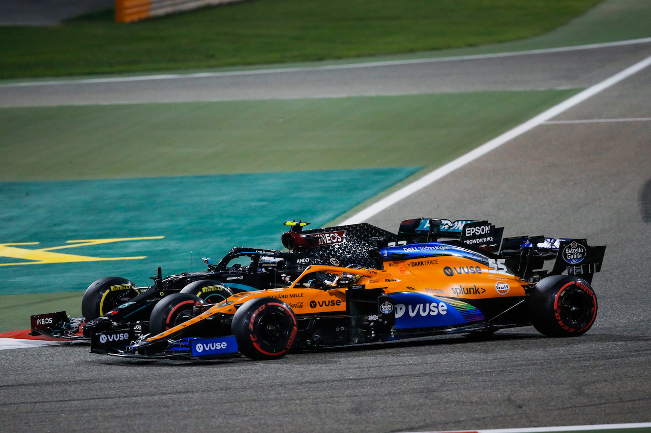 GP SAKHIR, Carlos Sainz Jr (ESP) McLaren MCL35 e Valtteri Bottas (FIN) Mercedes AMG F1 W11 battle for position.
06.12.2020. Formula 1 World Championship, Rd 16, Sakhir Grand Prix, Sakhir, Bahrain, Gara Day.
- www.xpbimages.com, EMail: requests@xpbimages.com © Copyright: FIA Pool Image for Editorial Use Only