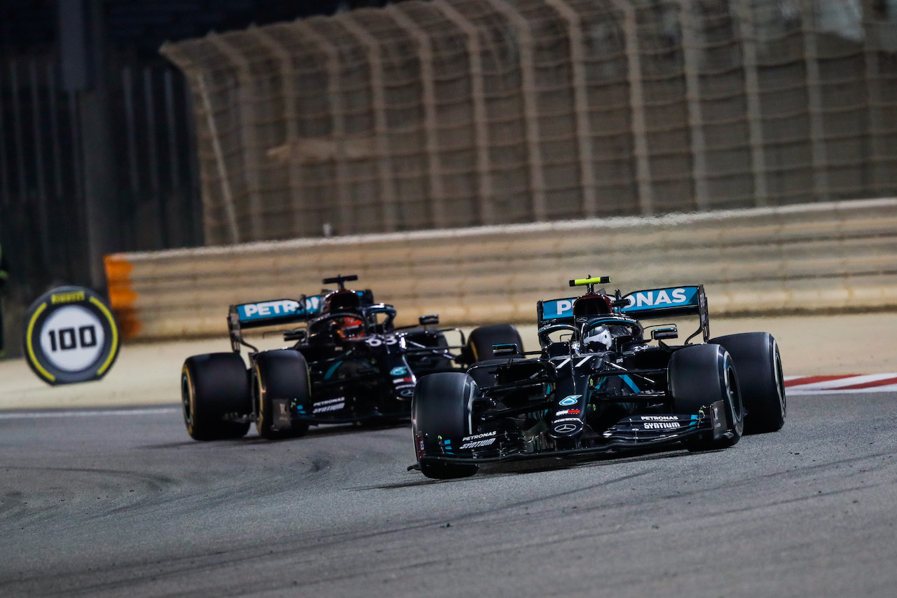 GP SAKHIR, Valtteri Bottas (FIN) Mercedes AMG F1 W11 davanti a team mate George Russell (GBR) Mercedes AMG F1 W11. 
06.12.2020. Formula 1 World Championship, Rd 16, Sakhir Grand Prix, Sakhir, Bahrain, Gara Day.
- www.xpbimages.com, EMail: requests@xpbimages.com © Copyright: FIA Pool Image for Editorial Use Only