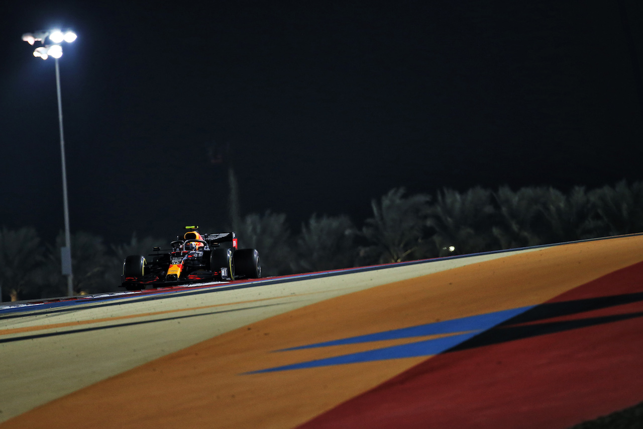 GP SAKHIR, Alexander Albon (THA) Red Bull Racing RB16.
06.12.2020. Formula 1 World Championship, Rd 16, Sakhir Grand Prix, Sakhir, Bahrain, Gara Day.
- www.xpbimages.com, EMail: requests@xpbimages.com © Copyright: Batchelor / XPB Images