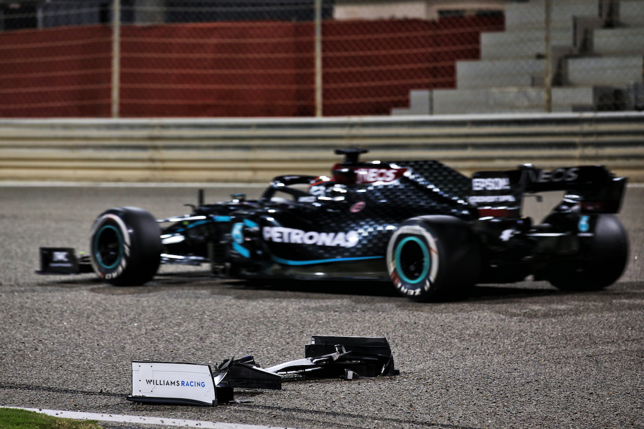 GP SAKHIR, George Russell (GBR) Mercedes AMG F1 W11 passes the front wing of Jack Aitken (GBR) / (KOR) Williams Racing FW43.
06.12.2020. Formula 1 World Championship, Rd 16, Sakhir Grand Prix, Sakhir, Bahrain, Gara Day.
- www.xpbimages.com, EMail: requests@xpbimages.com © Copyright: Batchelor / XPB Images