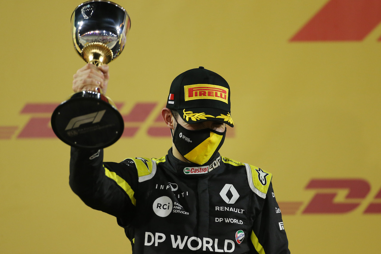 GP SAKHIR, Esteban Ocon (FRA) Renault F1 Team celebrates his second position on the podium.
06.12.2020. Formula 1 World Championship, Rd 16, Sakhir Grand Prix, Sakhir, Bahrain, Gara Day.
- www.xpbimages.com, EMail: requests@xpbimages.com © Copyright: Charniaux / XPB Images
