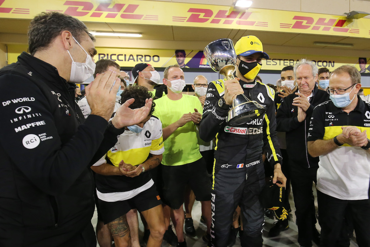 GP SAKHIR, Esteban Ocon (FRA) Renault F1 Team celebrates his second position with the team.
06.12.2020. Formula 1 World Championship, Rd 16, Sakhir Grand Prix, Sakhir, Bahrain, Gara Day.
- www.xpbimages.com, EMail: requests@xpbimages.com © Copyright: Charniaux / XPB Images