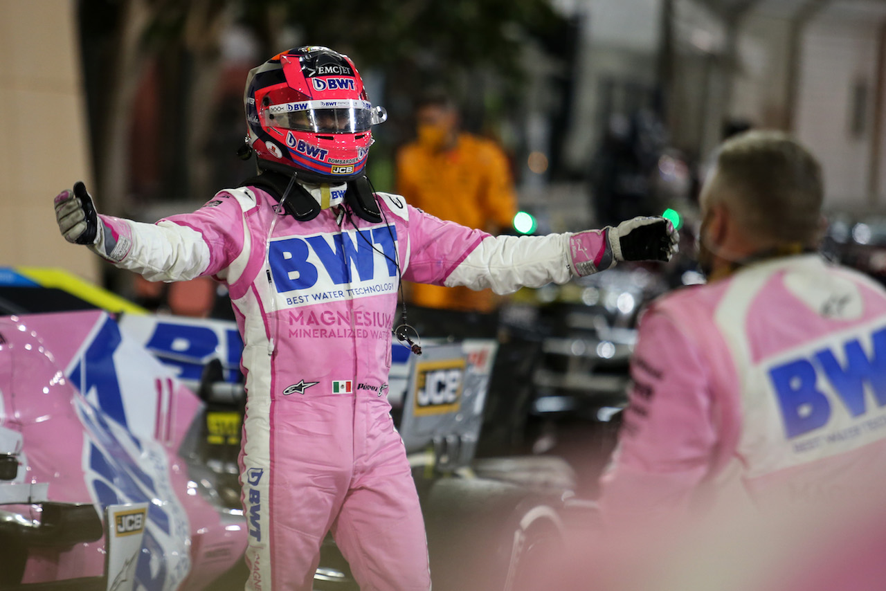 GP SAKHIR, Gara winner Sergio Perez (MEX) Racing Point F1 Team celebrates with the team in parc ferme.
06.12.2020. Formula 1 World Championship, Rd 16, Sakhir Grand Prix, Sakhir, Bahrain, Gara Day.
- www.xpbimages.com, EMail: requests@xpbimages.com © Copyright: Charniaux / XPB Images