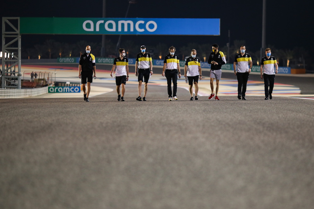 GP SAKHIR, Esteban Ocon (FRA) Renault F1 Team walks the circuit with the team.
03.12.2020. Formula 1 World Championship, Rd 16, Sakhir Grand Prix, Sakhir, Bahrain, Preparation Day.
- www.xpbimages.com, EMail: requests@xpbimages.com © Copyright: Charniaux / XPB Images