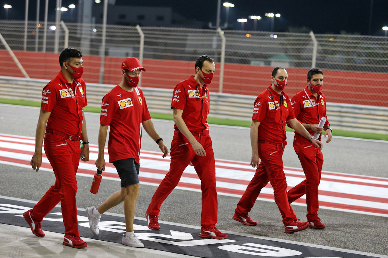 GP SAKHIR, Sebastian Vettel (GER) Ferrari walks the circuit with the team.
03.12.2020. Formula 1 World Championship, Rd 16, Sakhir Grand Prix, Sakhir, Bahrain, Preparation Day.
- www.xpbimages.com, EMail: requests@xpbimages.com © Copyright: Moy / XPB Images
