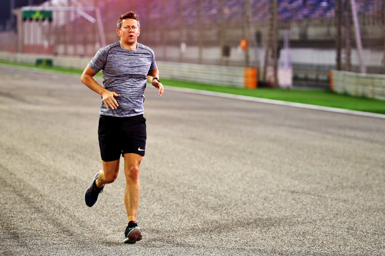 GP SAKHIR, Marcin Budkowski (POL) Renault F1 Team Executive Director runs the circuit.
03.12.2020. Formula 1 World Championship, Rd 16, Sakhir Grand Prix, Sakhir, Bahrain, Preparation Day.
- www.xpbimages.com, EMail: requests@xpbimages.com © Copyright: Batchelor / XPB Images
