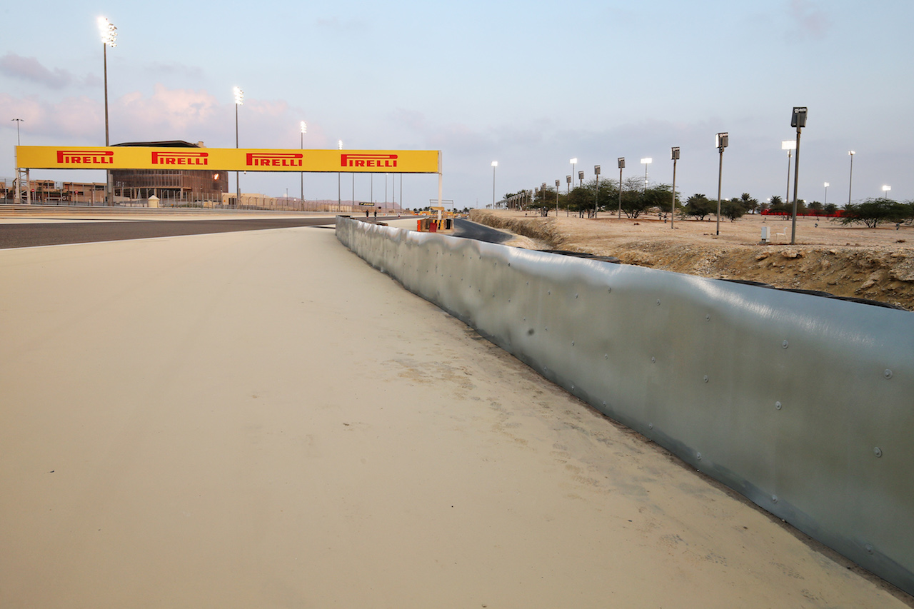 GP SAKHIR, The armco barrier between turns 4 e 5 has two layers of tyres with a conveyor-belt binding installed after the crash of Romain Grosjean (FRA) Haas F1 Team in the Bahrain Grand Prix.
03.12.2020. Formula 1 World Championship, Rd 16, Sakhir Grand Prix, Sakhir, Bahrain, Preparation Day.
- www.xpbimages.com, EMail: requests@xpbimages.com © Copyright: Moy / XPB Images