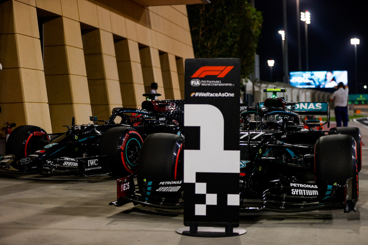 GP SAKHIR, Pole sitter Valtteri Bottas (FIN) Mercedes AMG F1 W11 in qualifying parc ferme with second placed team mate George Russell (GBR) Mercedes AMG F1.
05.12.2020. Formula 1 World Championship, Rd 16, Sakhir Grand Prix, Sakhir, Bahrain, Qualifiche Day.
- www.xpbimages.com, EMail: requests@xpbimages.com © Copyright: FIA Pool Image for Editorial Use Only