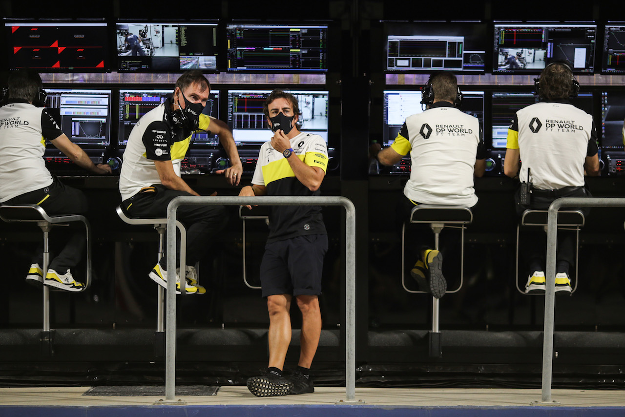 GP SAKHIR, Fernando Alonso (ESP) Renault F1 Team with Alan Permane (GBR) Renault F1 Team Trackside Operations Director.
05.12.2020. Formula 1 World Championship, Rd 16, Sakhir Grand Prix, Sakhir, Bahrain, Qualifiche Day.
- www.xpbimages.com, EMail: requests@xpbimages.com © Copyright: Charniaux / XPB Images