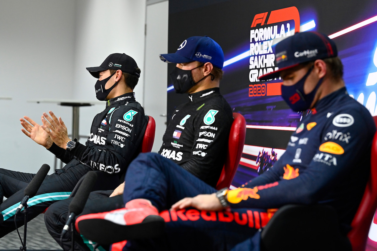 GP SAKHIR, (L to R): George Russell (GBR) Mercedes AMG F1 with Valtteri Bottas (FIN) Mercedes AMG F1 e Max Verstappen (NLD) Red Bull Racing in the post qualifying FIA Press Conference.
05.12.2020. Formula 1 World Championship, Rd 16, Sakhir Grand Prix, Sakhir, Bahrain, Qualifiche Day.
- www.xpbimages.com, EMail: requests@xpbimages.com © Copyright: FIA Pool Image for Editorial Use Only