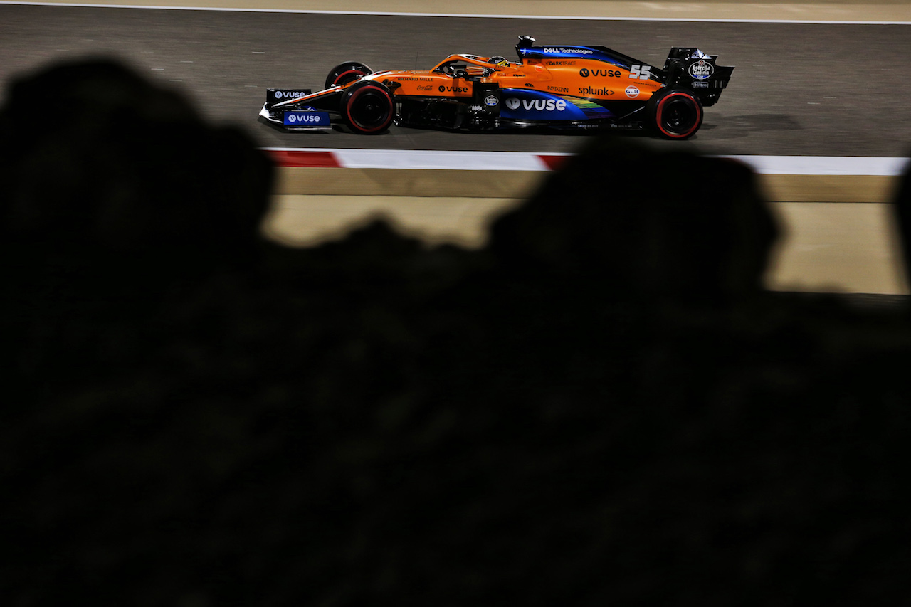 GP SAKHIR, Carlos Sainz Jr (ESP) McLaren MCL35.
05.12.2020. Formula 1 World Championship, Rd 16, Sakhir Grand Prix, Sakhir, Bahrain, Qualifiche Day.
- www.xpbimages.com, EMail: requests@xpbimages.com © Copyright: Moy / XPB Images