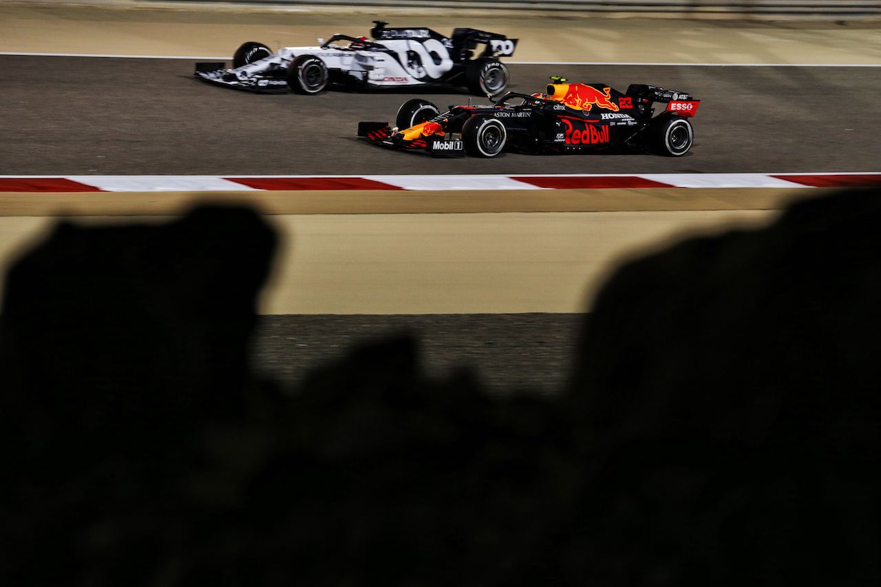 GP SAKHIR, Alexander Albon (THA) Red Bull Racing RB16 e Daniil Kvyat (RUS) AlphaTauri AT01.
05.12.2020. Formula 1 World Championship, Rd 16, Sakhir Grand Prix, Sakhir, Bahrain, Qualifiche Day.
- www.xpbimages.com, EMail: requests@xpbimages.com © Copyright: Moy / XPB Images