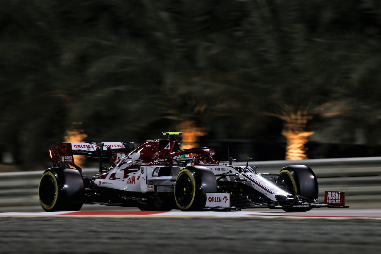GP SAKHIR, Antonio Giovinazzi (ITA) Alfa Romeo Racing C39.
04.12.2020. Formula 1 World Championship, Rd 16, Sakhir Grand Prix, Sakhir, Bahrain, Practice Day
- www.xpbimages.com, EMail: requests@xpbimages.com © Copyright: Moy / XPB Images