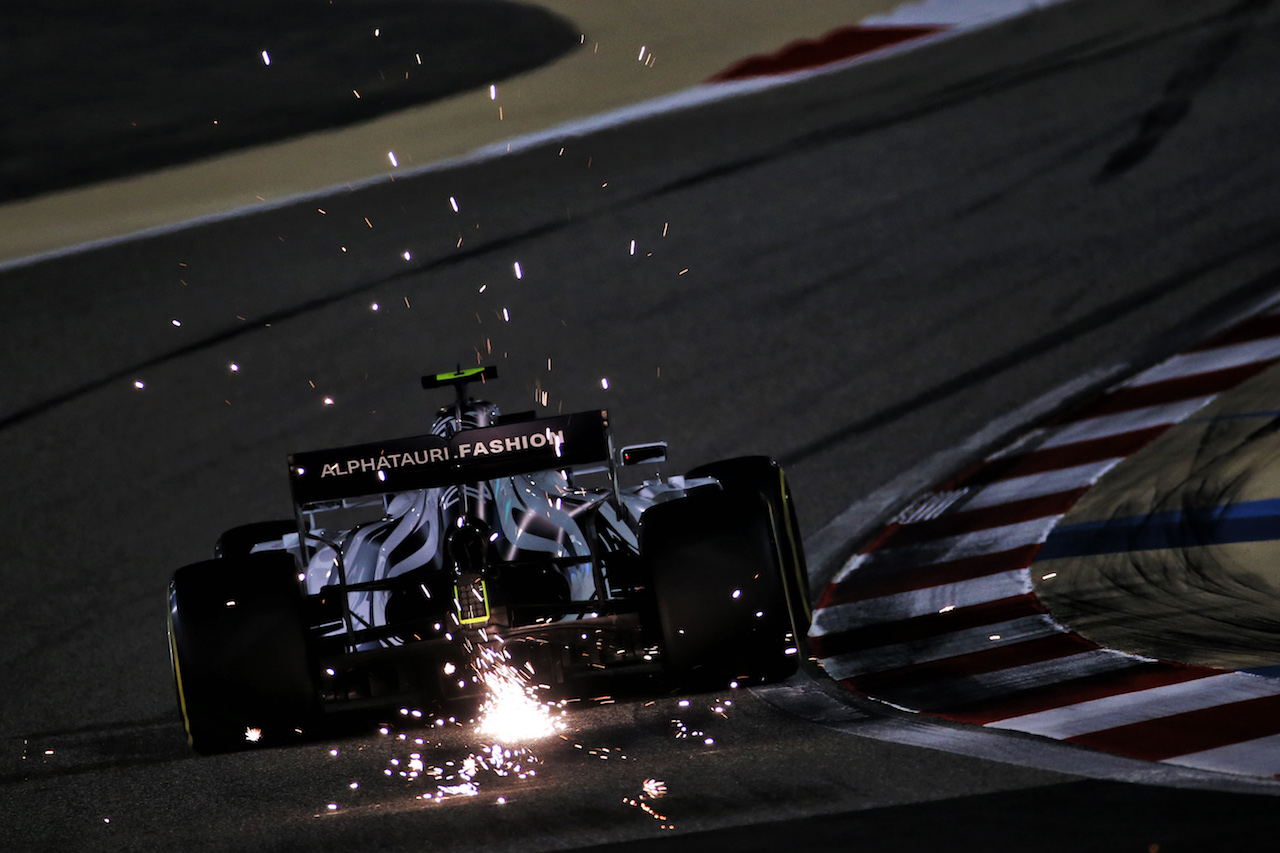 GP SAKHIR, Pierre Gasly (FRA) AlphaTauri AT01 sends sparks flying.
04.12.2020. Formula 1 World Championship, Rd 16, Sakhir Grand Prix, Sakhir, Bahrain, Practice Day
- www.xpbimages.com, EMail: requests@xpbimages.com © Copyright: Batchelor / XPB Images