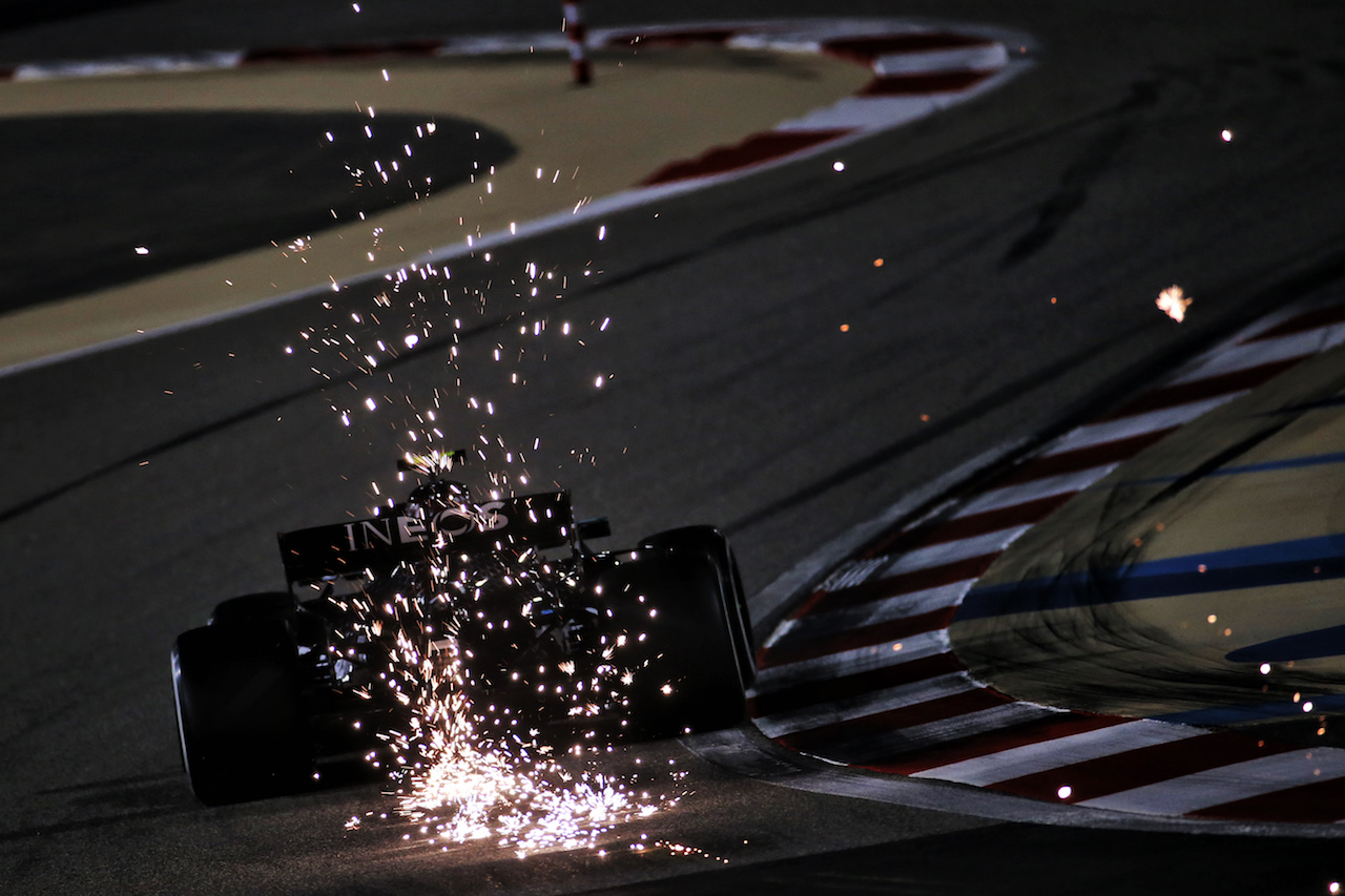 GP SAKHIR, Valtteri Bottas (FIN) Mercedes AMG F1 W11 sends sparks flying.
04.12.2020. Formula 1 World Championship, Rd 16, Sakhir Grand Prix, Sakhir, Bahrain, Practice Day
- www.xpbimages.com, EMail: requests@xpbimages.com © Copyright: Batchelor / XPB Images
