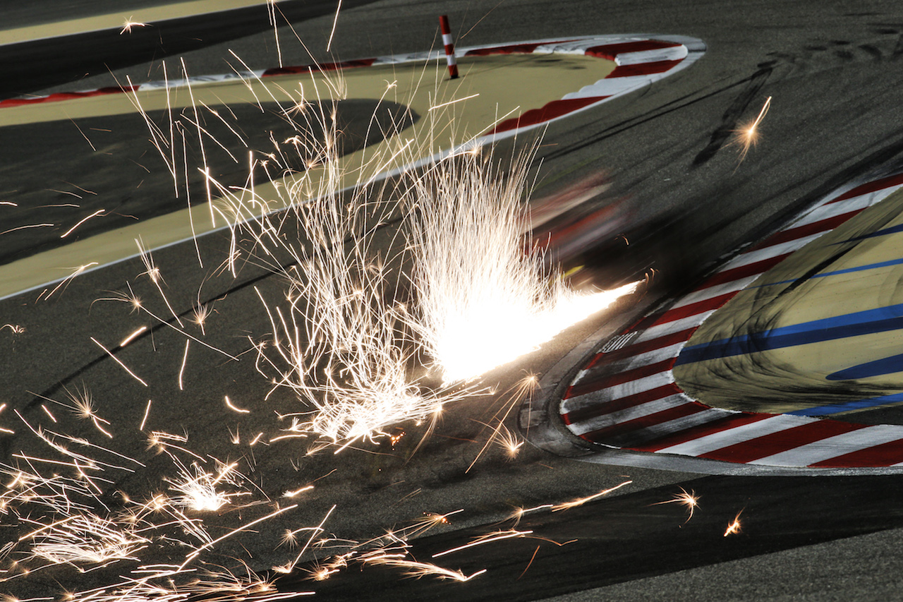 GP SAKHIR, Alexander Albon (THA) Red Bull Racing RB16 sends sparks flying.
04.12.2020. Formula 1 World Championship, Rd 16, Sakhir Grand Prix, Sakhir, Bahrain, Practice Day
- www.xpbimages.com, EMail: requests@xpbimages.com © Copyright: Batchelor / XPB Images