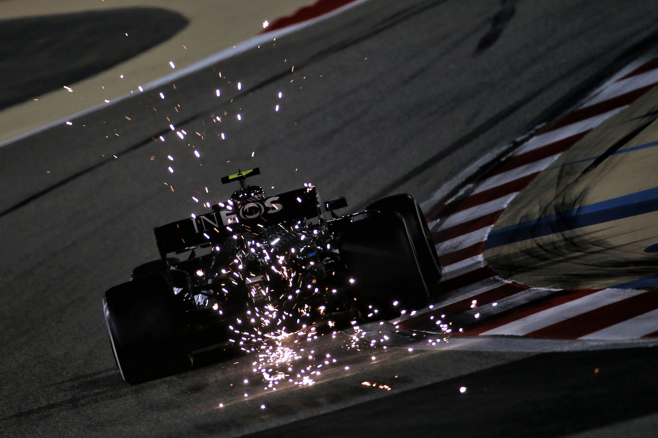 GP SAKHIR, Valtteri Bottas (FIN) Mercedes AMG F1 W11 sends sparks flying.
04.12.2020. Formula 1 World Championship, Rd 16, Sakhir Grand Prix, Sakhir, Bahrain, Practice Day
- www.xpbimages.com, EMail: requests@xpbimages.com © Copyright: Batchelor / XPB Images
