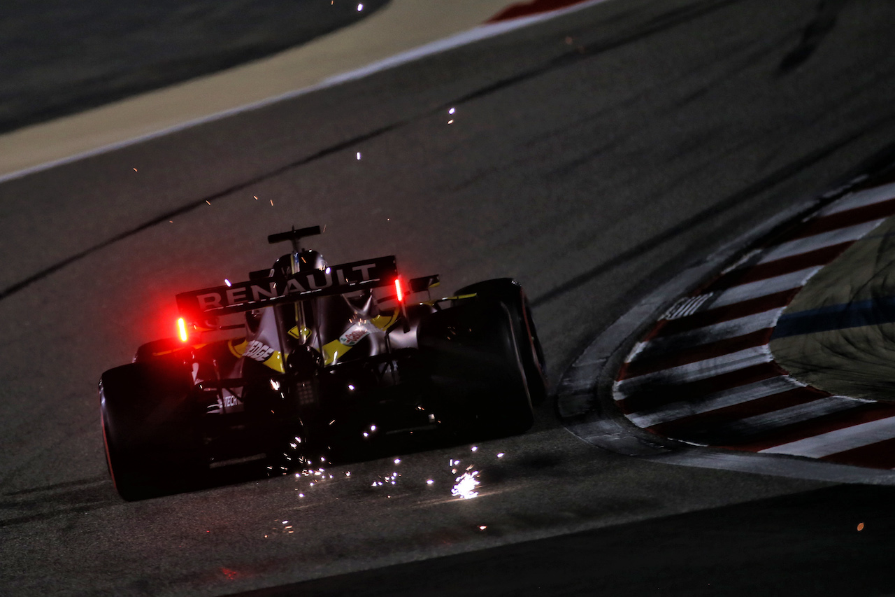 GP SAKHIR, Daniel Ricciardo (AUS) Renault F1 Team RS20 sends sparks flying.
04.12.2020. Formula 1 World Championship, Rd 16, Sakhir Grand Prix, Sakhir, Bahrain, Practice Day
- www.xpbimages.com, EMail: requests@xpbimages.com © Copyright: Batchelor / XPB Images