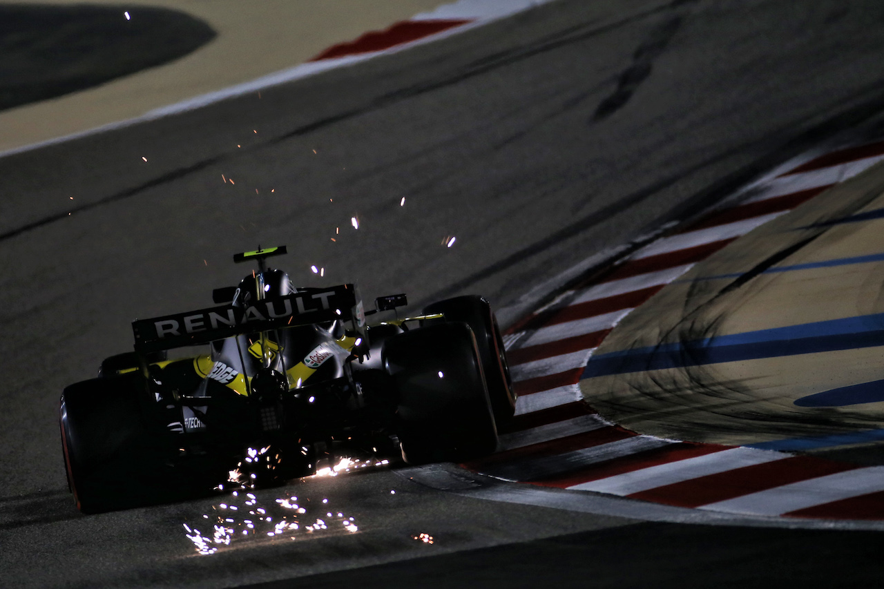 GP SAKHIR, Esteban Ocon (FRA) Renault F1 Team RS20 sends sparks flying.
04.12.2020. Formula 1 World Championship, Rd 16, Sakhir Grand Prix, Sakhir, Bahrain, Practice Day
- www.xpbimages.com, EMail: requests@xpbimages.com © Copyright: Batchelor / XPB Images