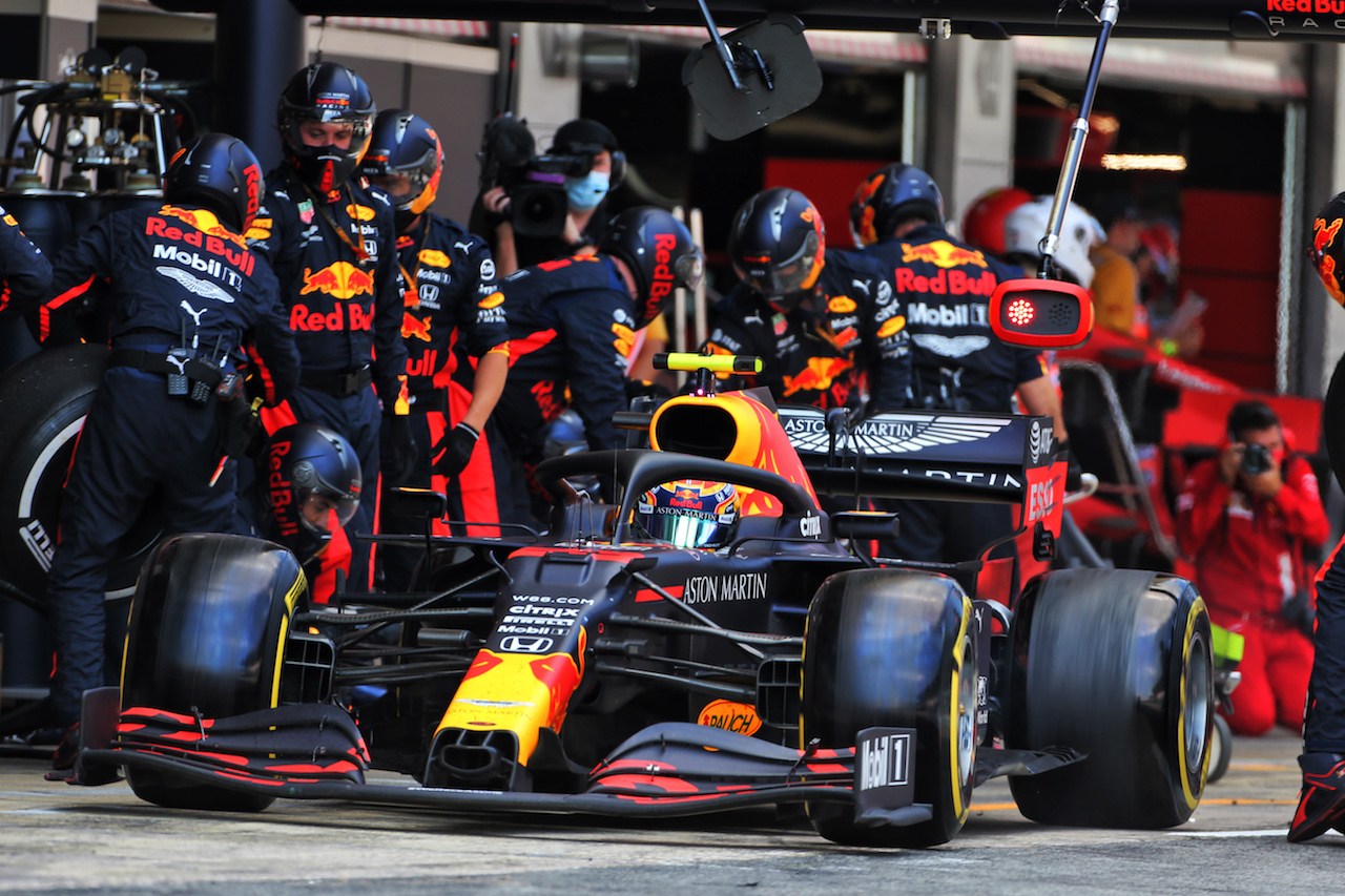 GP SPAGNA, Alexander Albon (THA) Red Bull Racing RB16 makes a pit stop.
16.08.2020. Formula 1 World Championship, Rd 6, Spanish Grand Prix, Barcelona, Spain, Gara Day.
- www.xpbimages.com, EMail: requests@xpbimages.com © Copyright: Charniaux / XPB Images