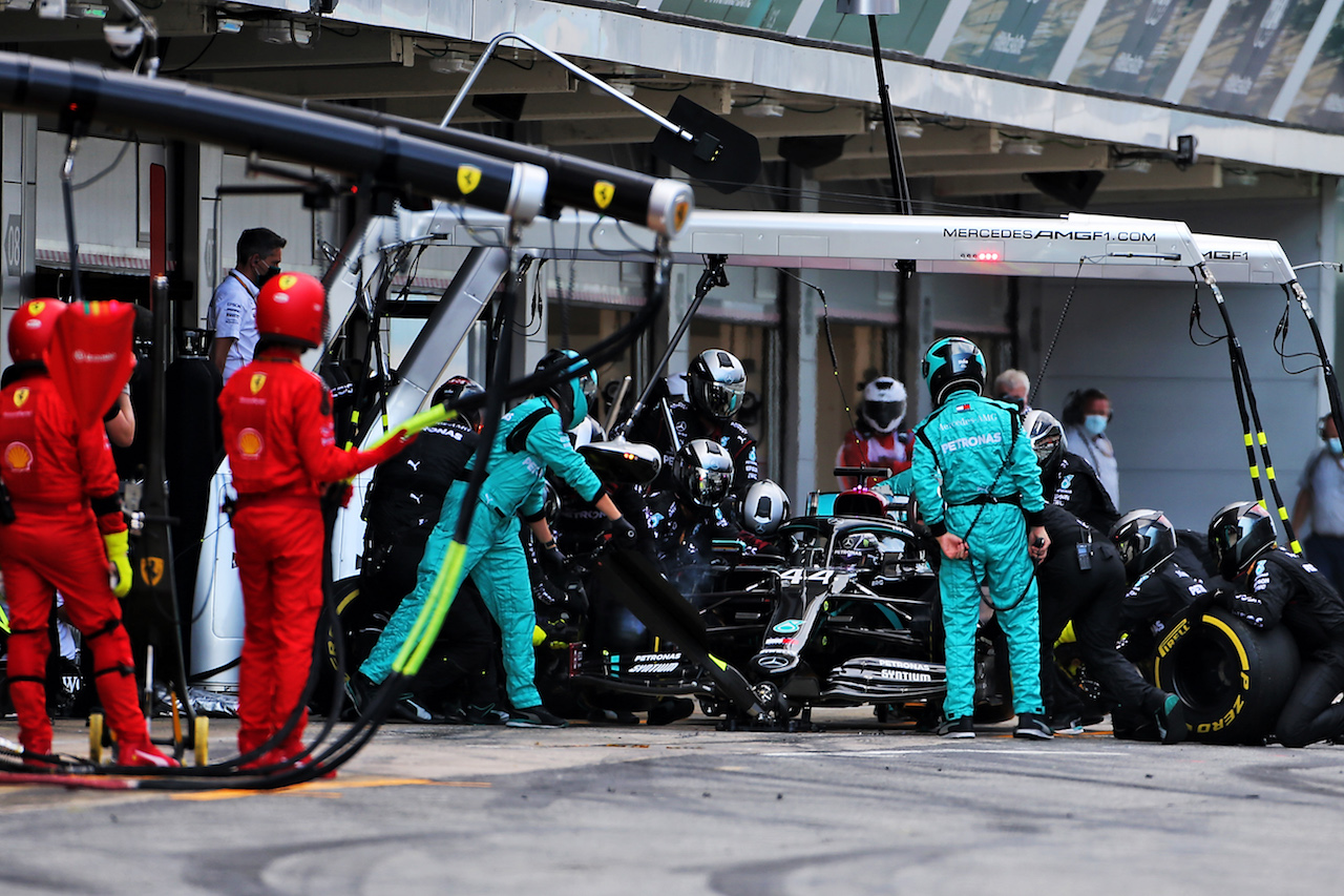 GP SPAGNA, Lewis Hamilton (GBR) Mercedes AMG F1 W11 makes a pit stop.

16.08.2020. Formula 1 World Championship, Rd 6, Spanish Grand Prix, Barcelona, Spain, Gara Day.
- www.xpbimages.com, EMail: requests@xpbimages.com © Copyright: Charniaux / XPB Images